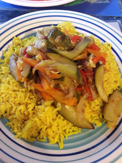 Una foto de Salteado de verduras con arroz al curry