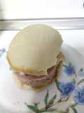 Mollete con chopped y queso