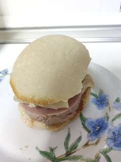 Una foto de Mollete con chopped y queso