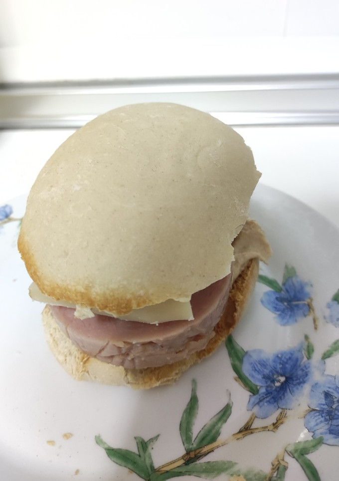 Una foto de Mollete con chopped y queso