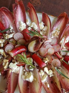 Una foto de Ensalada de rabanitos con endibias rojas, queso feta y vinagreta de estragón