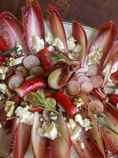 Una foto de Ensalada de rabanitos con endibias rojas, queso feta y vinagreta de estragón