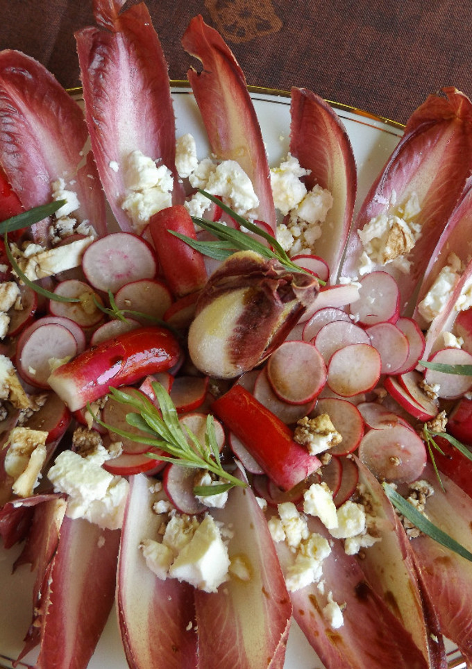 Una foto de Ensalada de rabanitos con endibias rojas, queso feta y vinagreta de estragón