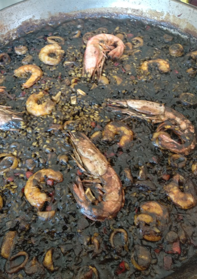 Una foto de Arroz negro a leña