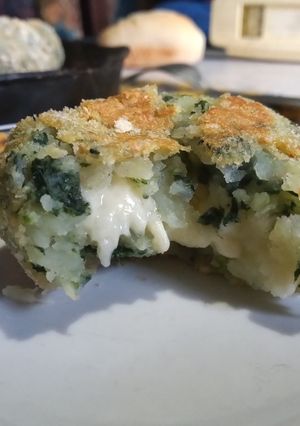 Una foto de Bombas de papa, espinaca y muzzarella