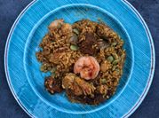 Una foto de habas con chorizo y tomate