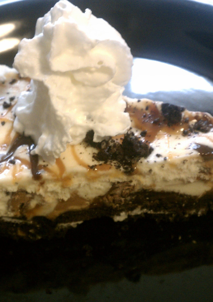 A picture of Robinmay's Icecream and Oreo Cake.