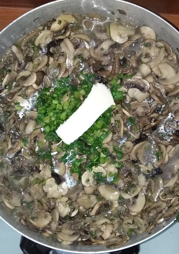Una foto de Champiñones a la mantequilla......!!!