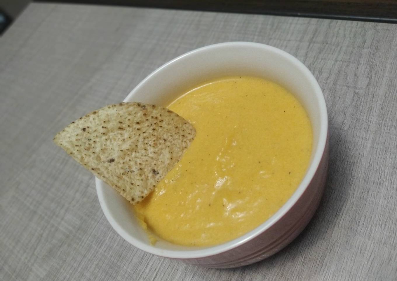 Nachos con salsa de calabaza y queso cheddar