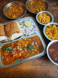 પુણેરી મિસળ પાઉં (Puneri Misal Pav Recipe In Gujarati) રેસીપી મુખ્ય ફોટો