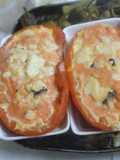 Tomate relleno de surimi acompañado de pimientos de Padrón