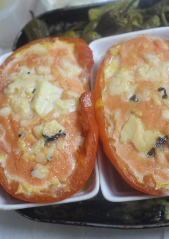 Una foto de Tomate relleno de surimi acompañado de pimientos de Padrón
