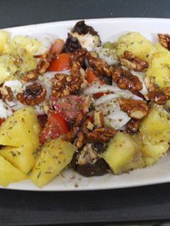 Una foto de Ensalada de higos rellenos, piña y nueces