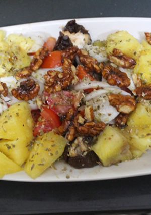 Una foto de Ensalada de higos rellenos, piña y nueces