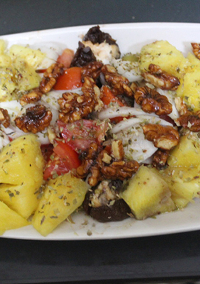 Una foto de Ensalada de higos rellenos, piña y nueces