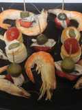 Tabla de aperitivos con gambas cocidas