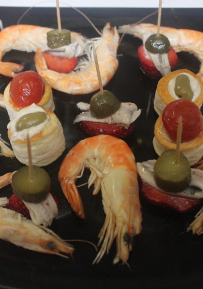 Una foto de Tabla de aperitivos con gambas cocidas