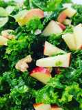 Insalata di cavolo riccio, mela e noci