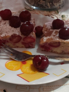 Túrós - meggyes süti 🍒🍒 recept fotója