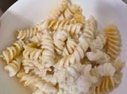 Una foto de pasta fusilli