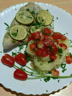 Una foto de Filet de merluza con puré de papas