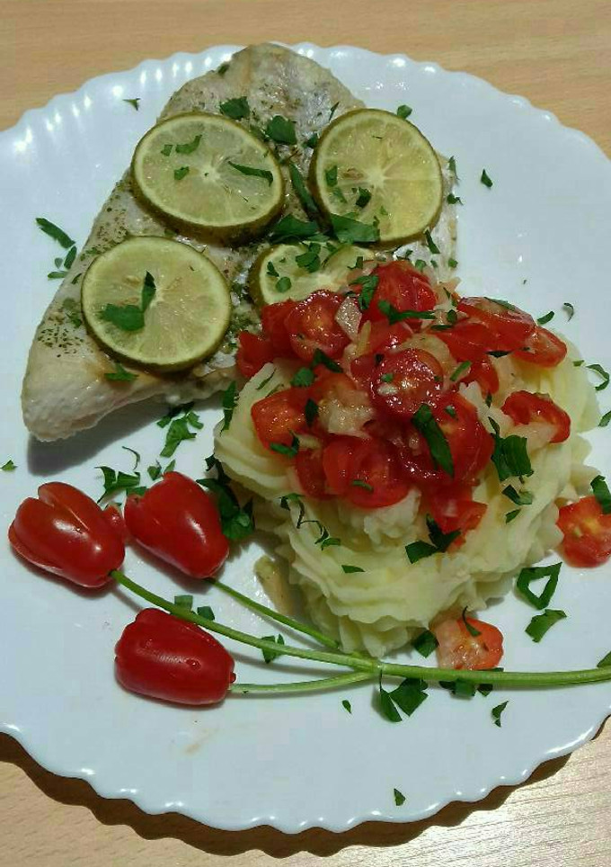 Una foto de Filet de merluza con puré de papas