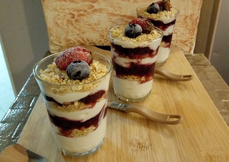 Steps to Prepare Perfect Berries_Oats_Yogurt Parfait