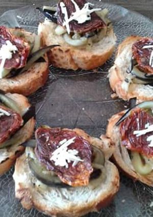 Una foto de Bocaditos de berenjenas y tomates deshidratados