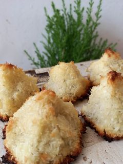 Una foto de Coquitos 👍 | Macaroons de Coco | 3 ingredientes ✅