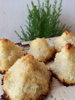 Una foto de Coquitos 👍 | Macaroons de Coco | 3 ingredientes ✅