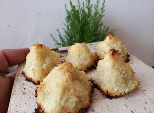 Una foto de Coquitos 👍 | Macaroons de Coco | 3 ingredientes ✅