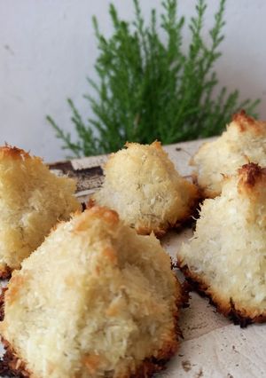 Una foto de Coquitos 👍 | Macaroons de Coco | 3 ingredientes ✅