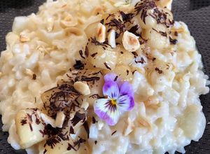 Foto di Risotto al caprino e pere con cioccolato, pere caramellate e nocciole
