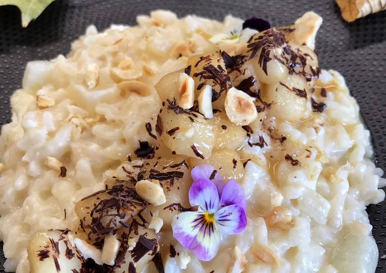 Risotto al caprino e pere con cioccolato, pere caramellate e nocciole