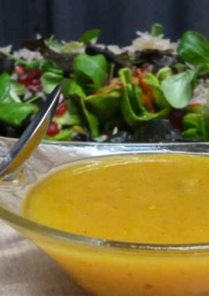 Una foto de Ensalada con algas y sésamo