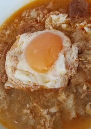 Una foto de Sopa de ajo con huevo escalfado