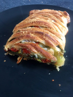 Una foto de Trenza de hojaldre y verduras