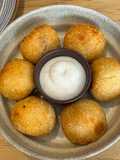 Bolinhas crocantes de queijo com molho cremoso