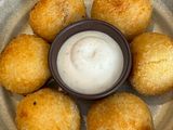 Bolinhas crocantes de queijo com molho cremoso