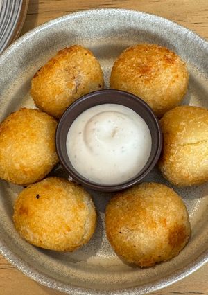 Foto de Bolinhas crocantes de queijo com molho cremoso