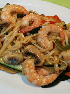 Foto principal de Ramen noodles con verduras y gambas