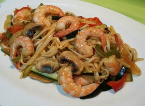 Foto principal de Ramen noodles con verduras y gambas