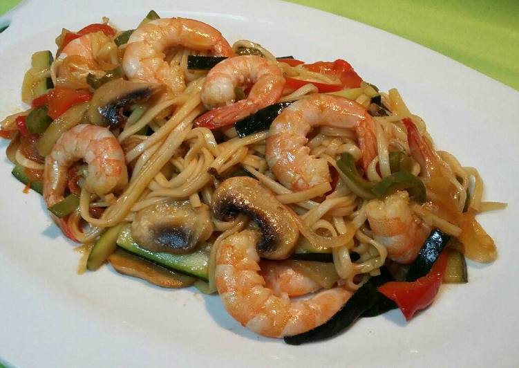 Ramen noodles con verduras y gambas