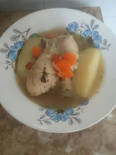 Una foto de Sopa de pollo con verduras y papas al picante