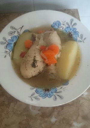 Foto principal de Sopa de pollo con verduras y papas al picante