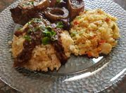 Una foto de risotto de carne