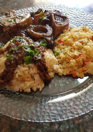 Una foto de Osobuco al vino tinto con Risotto primavera y Risotto mixto