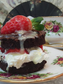 Una foto de Pastel bizcocho de chocolate, nata, fresa bañado de chocolate de sabor a canela