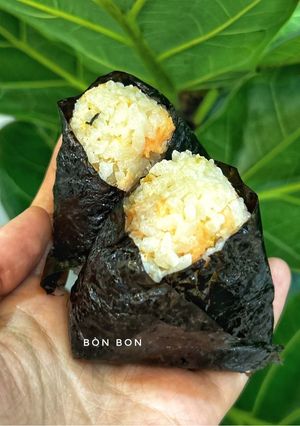Hình của món Cơm Nắm Rong Biển.