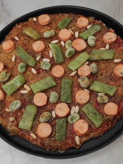 Una foto de Pizza vegana con base de avena, chía y brócoli
